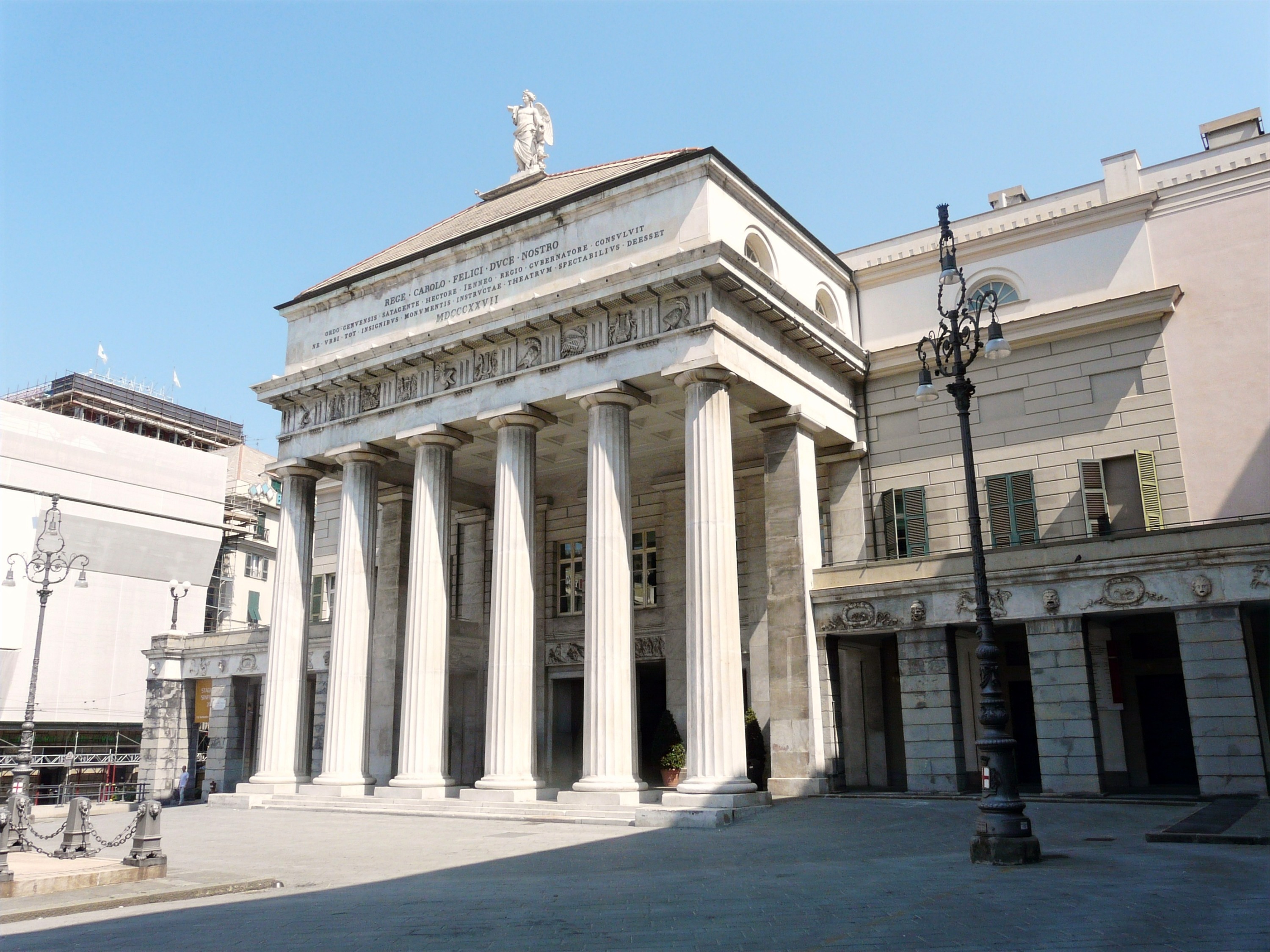 Genova-teatro_carlo_felice-pronao_edited